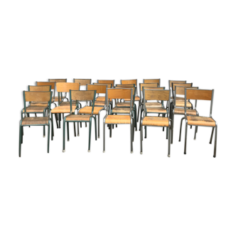 22 anciennes chaises d'écoles vintage