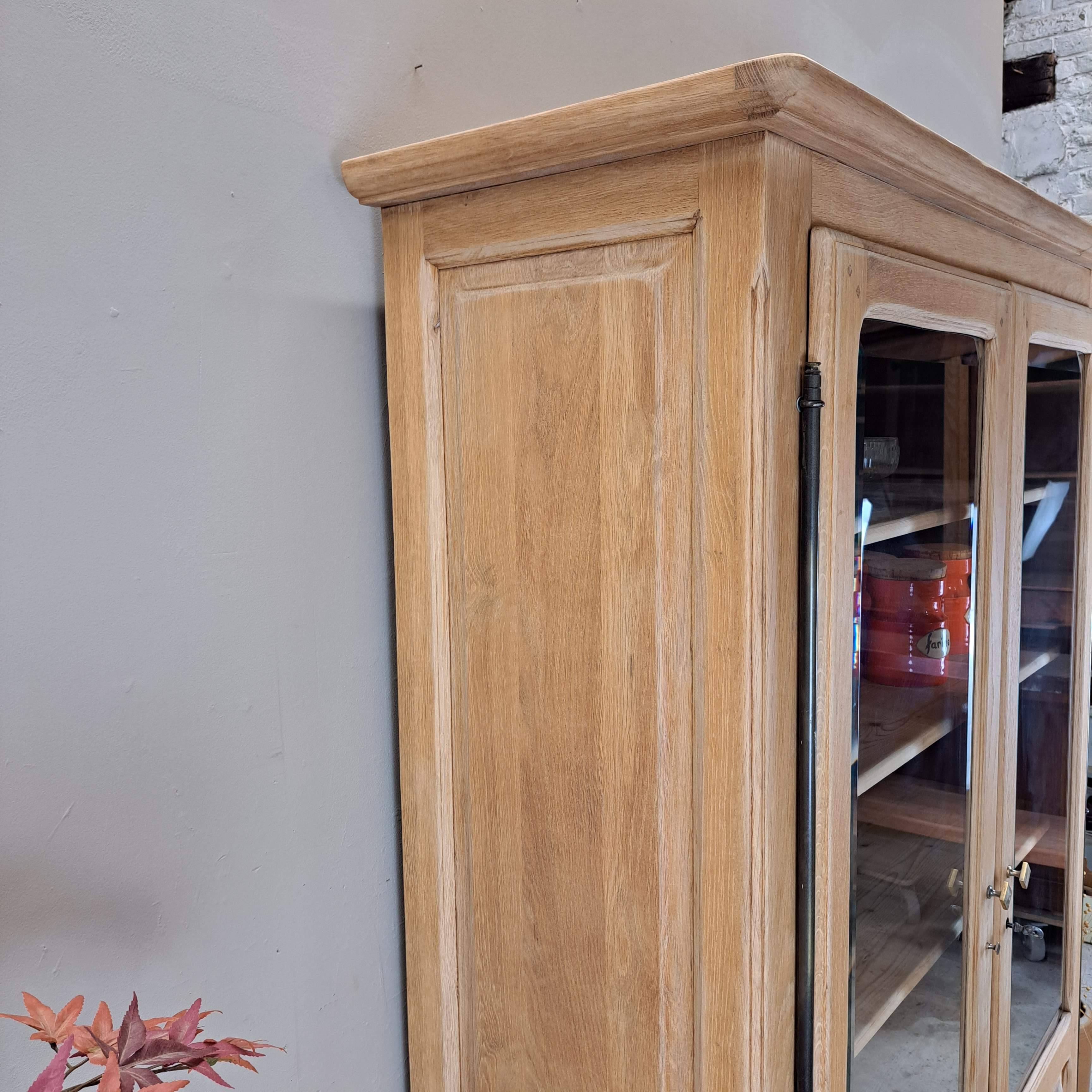 GLASS CABINET IN SOLID OAK