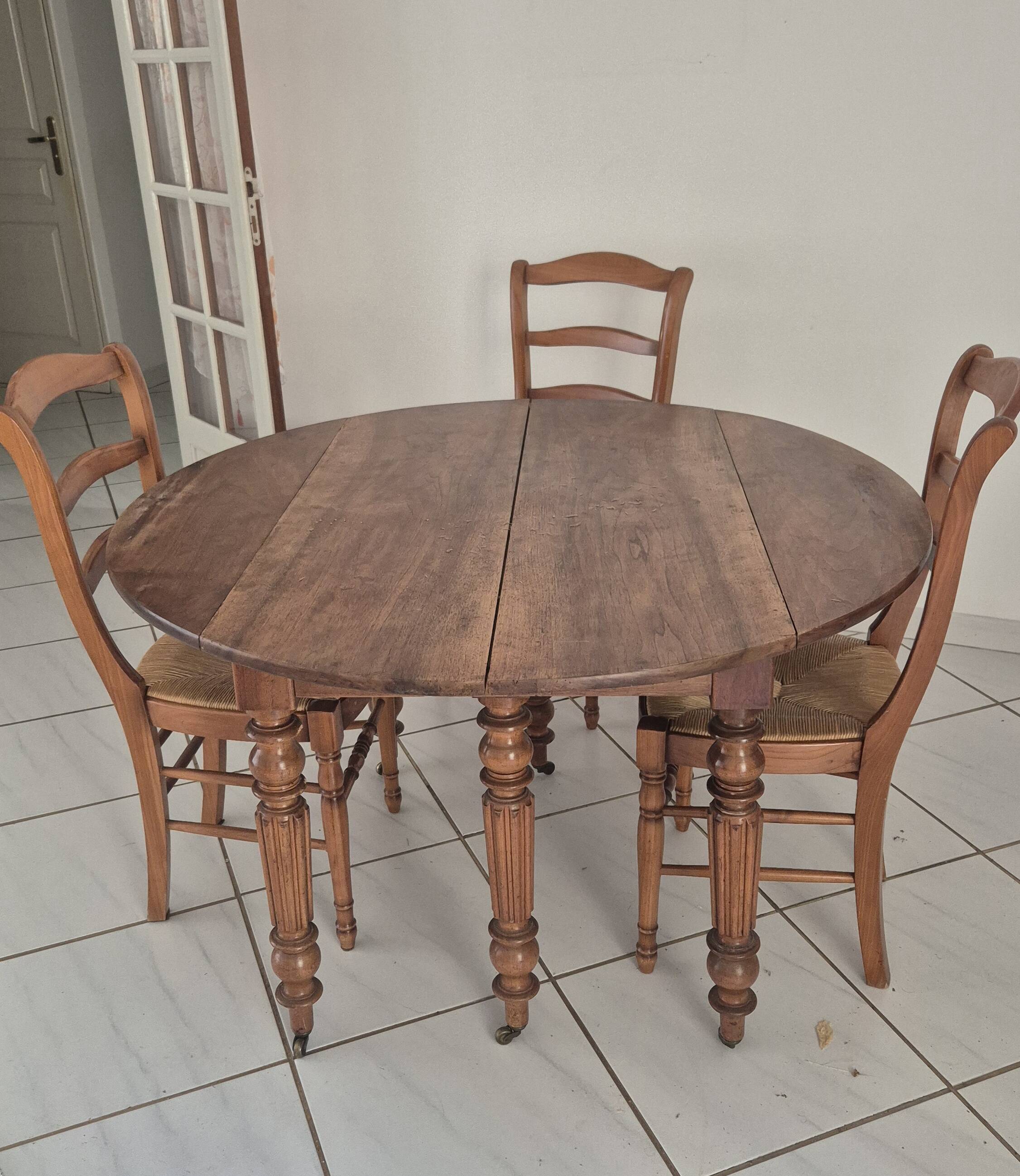 Louis Philippe round table in walnut