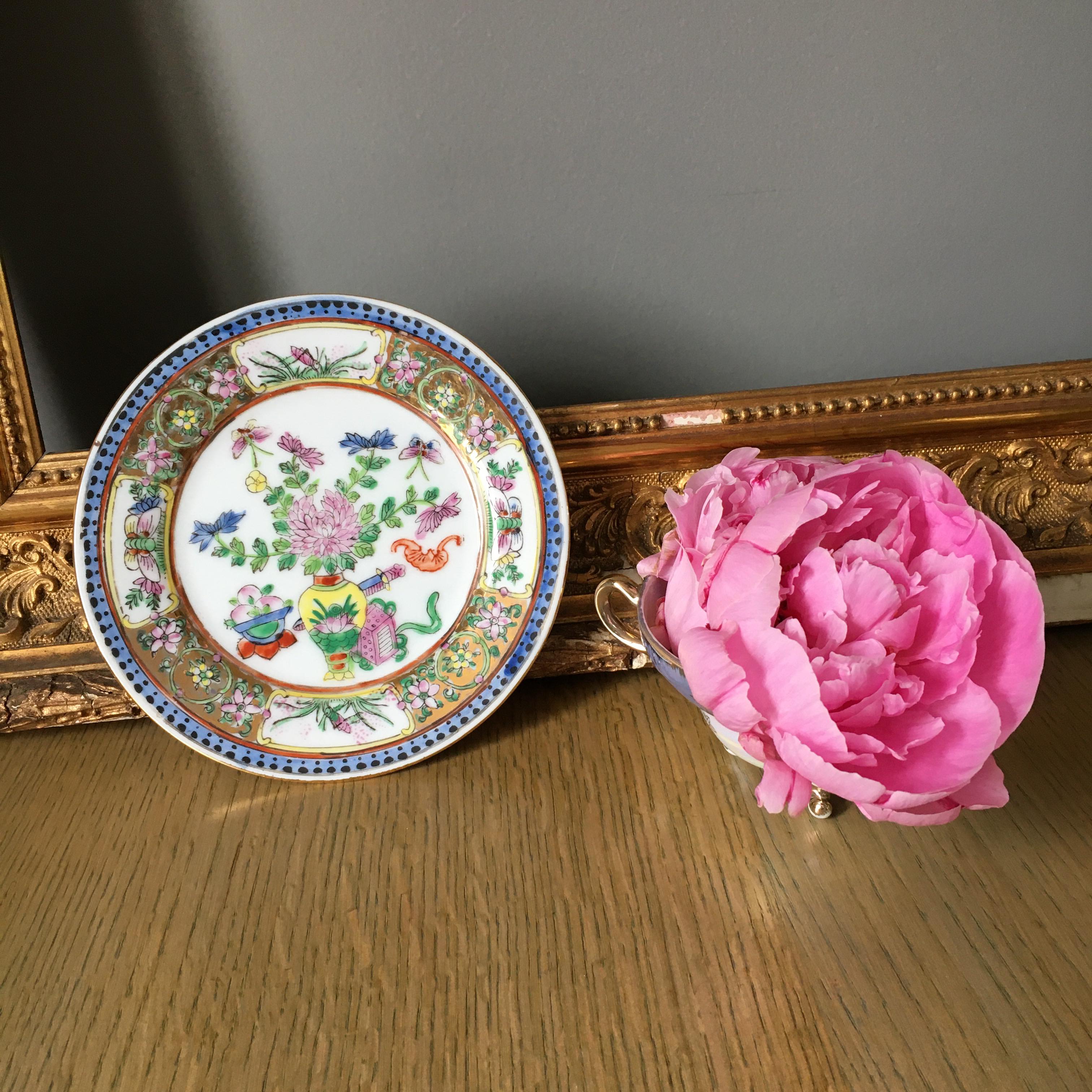 Vintage decorative plate in Chinese porcelain