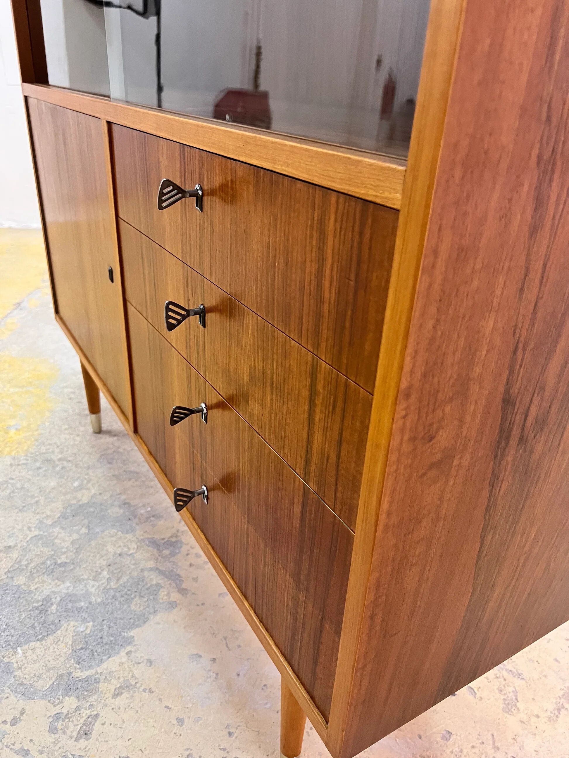 Display cabinet walnut by Deutsche Werkstätten Hellerau