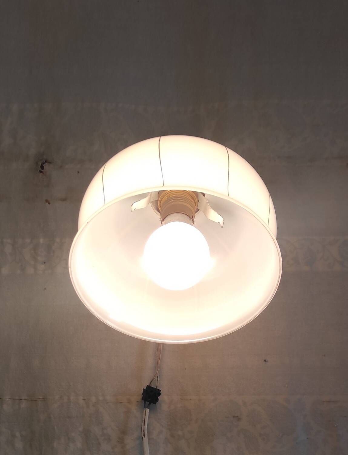 Vintage wall light in brass, porcelain and opaline - mid 20th century.