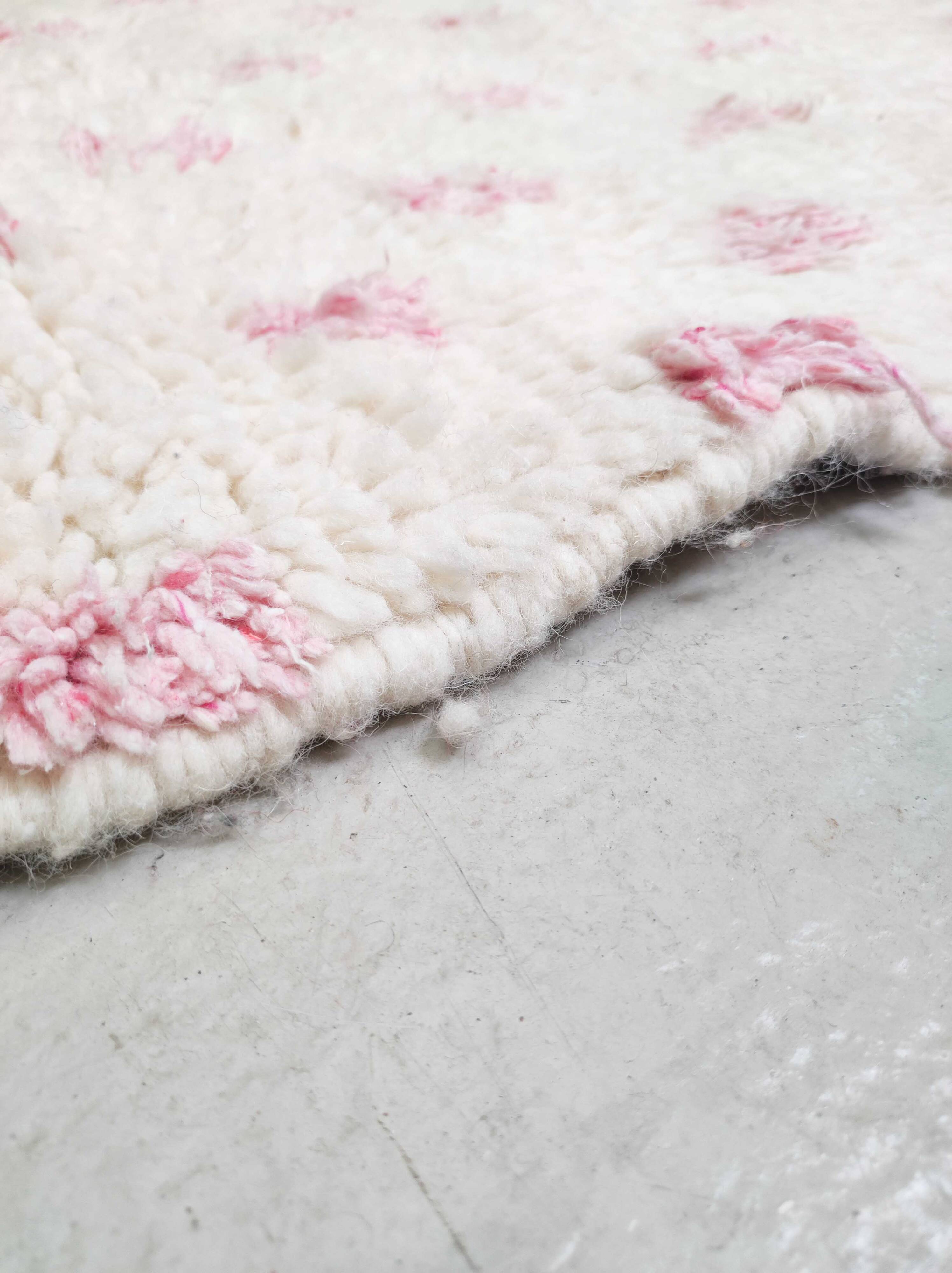 Beni Ouarain Berber rug with pink polka dots