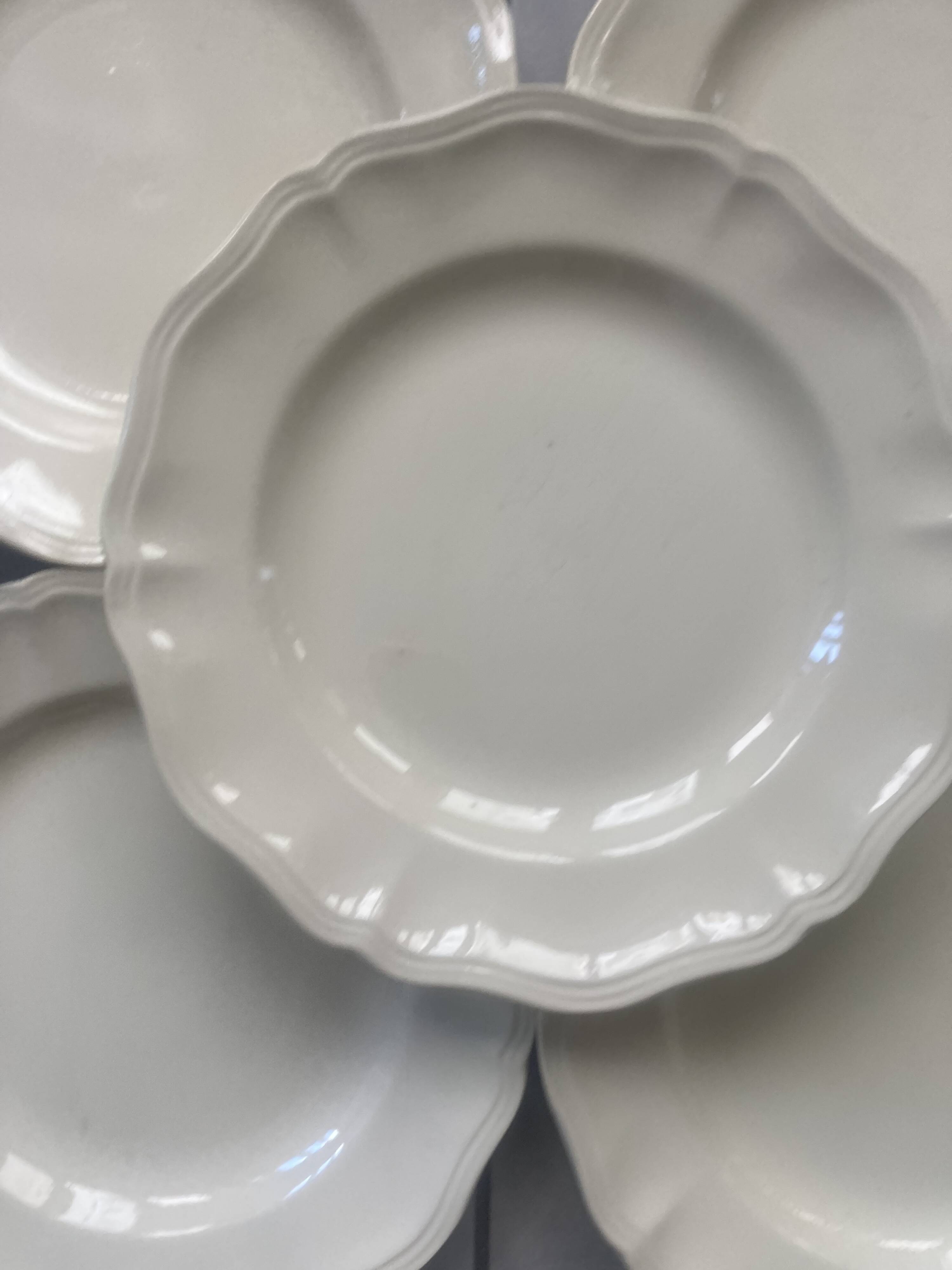 Set of 5 Digoin Sarreguemines plain ivory plates with gadroons
