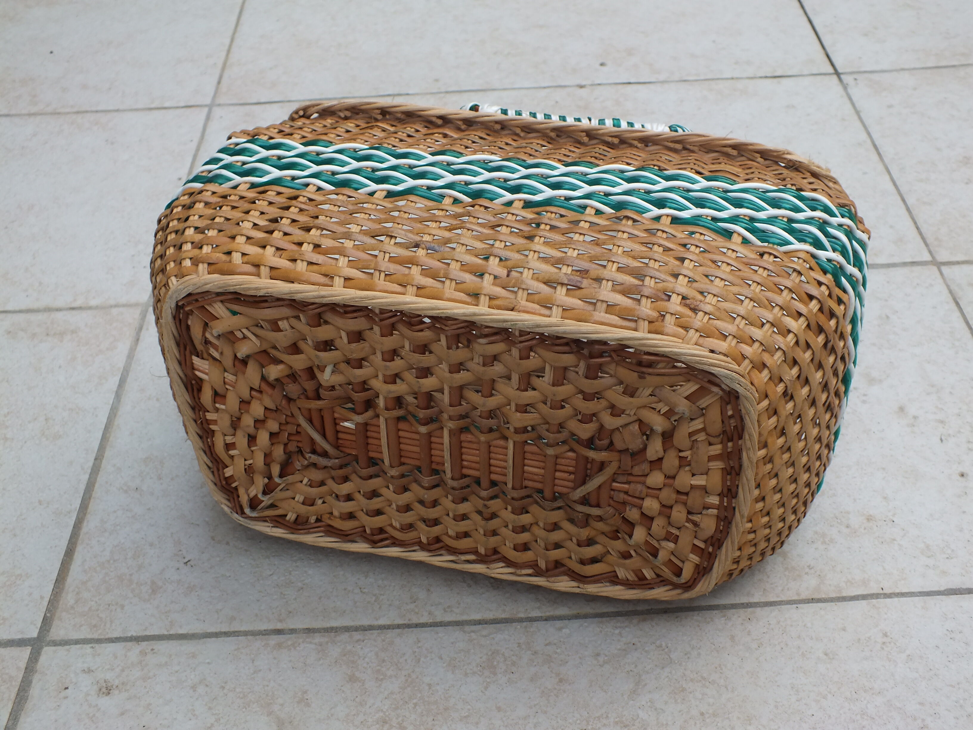 Woven wicker basket and scoubidou from the 50s