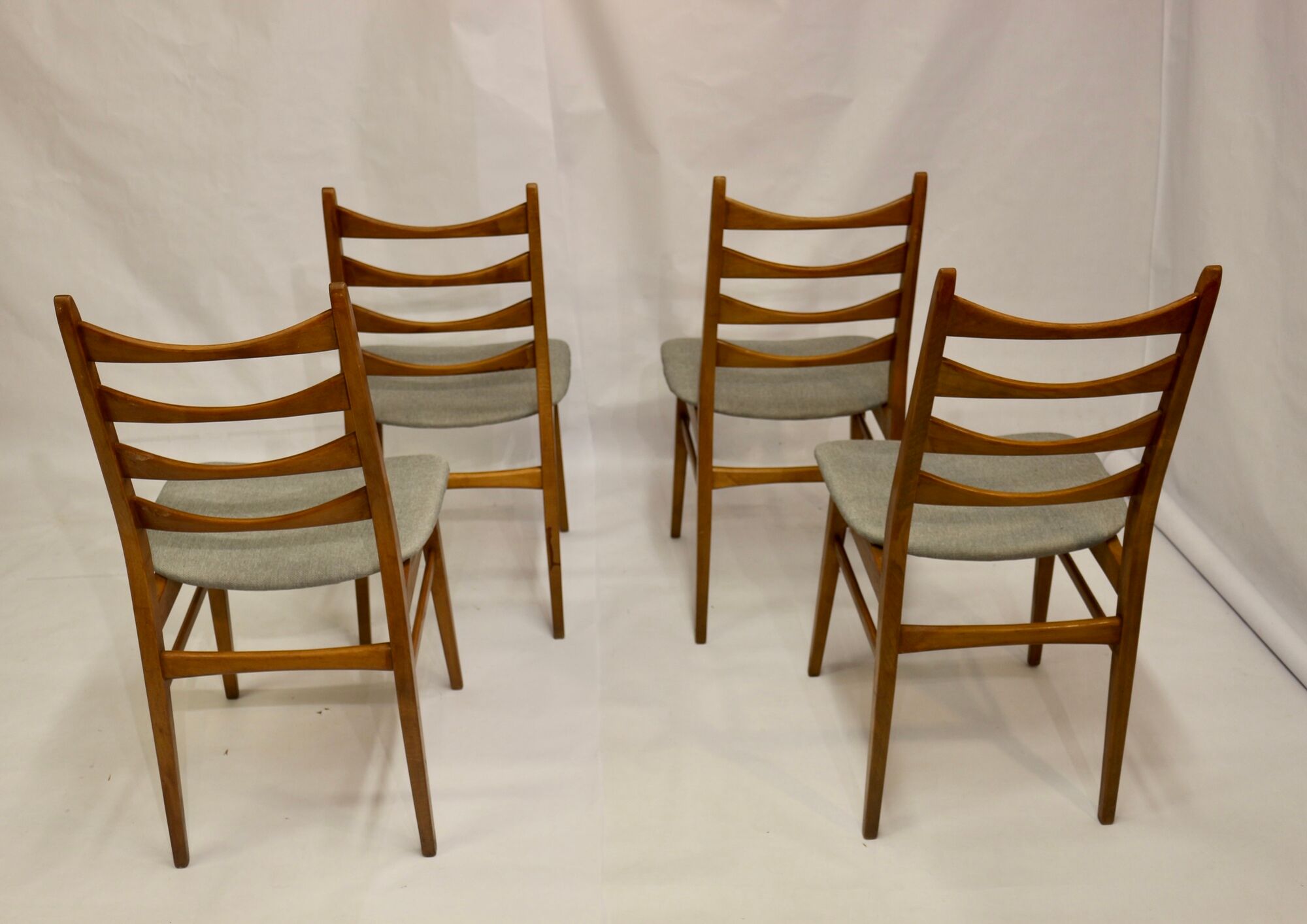 Set of 4 Scandinavian chairs year 50-60 restored anti-stain fabric gray cloud.