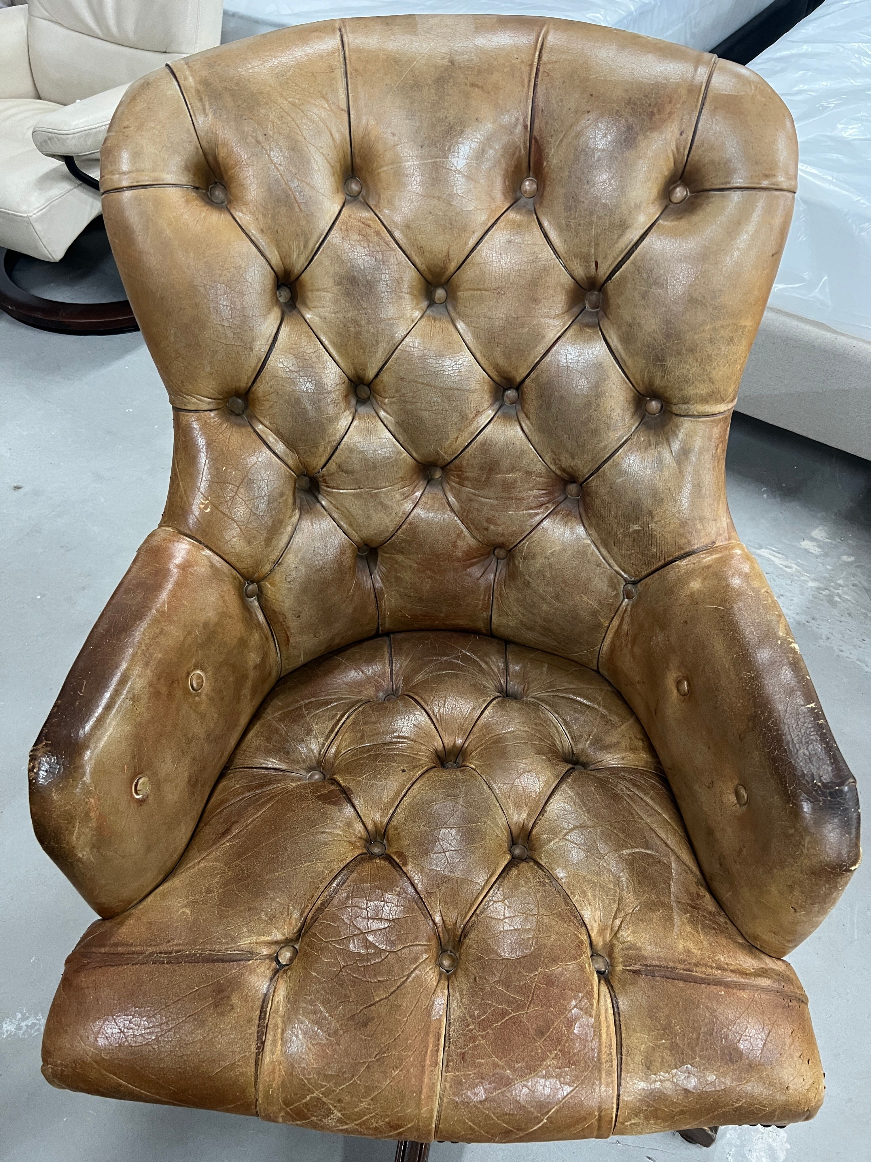 Office chair Chesterfield Gainsborough Chair swivel, in antique gold leather and mahogany
