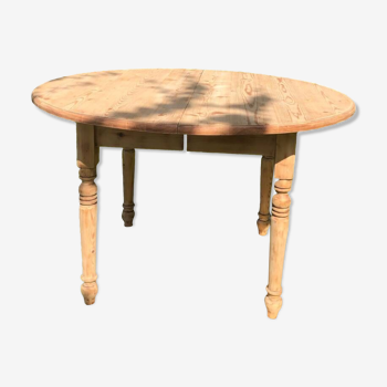 Extendable round table.