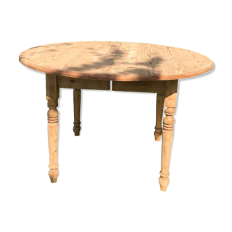 Extendable round table.