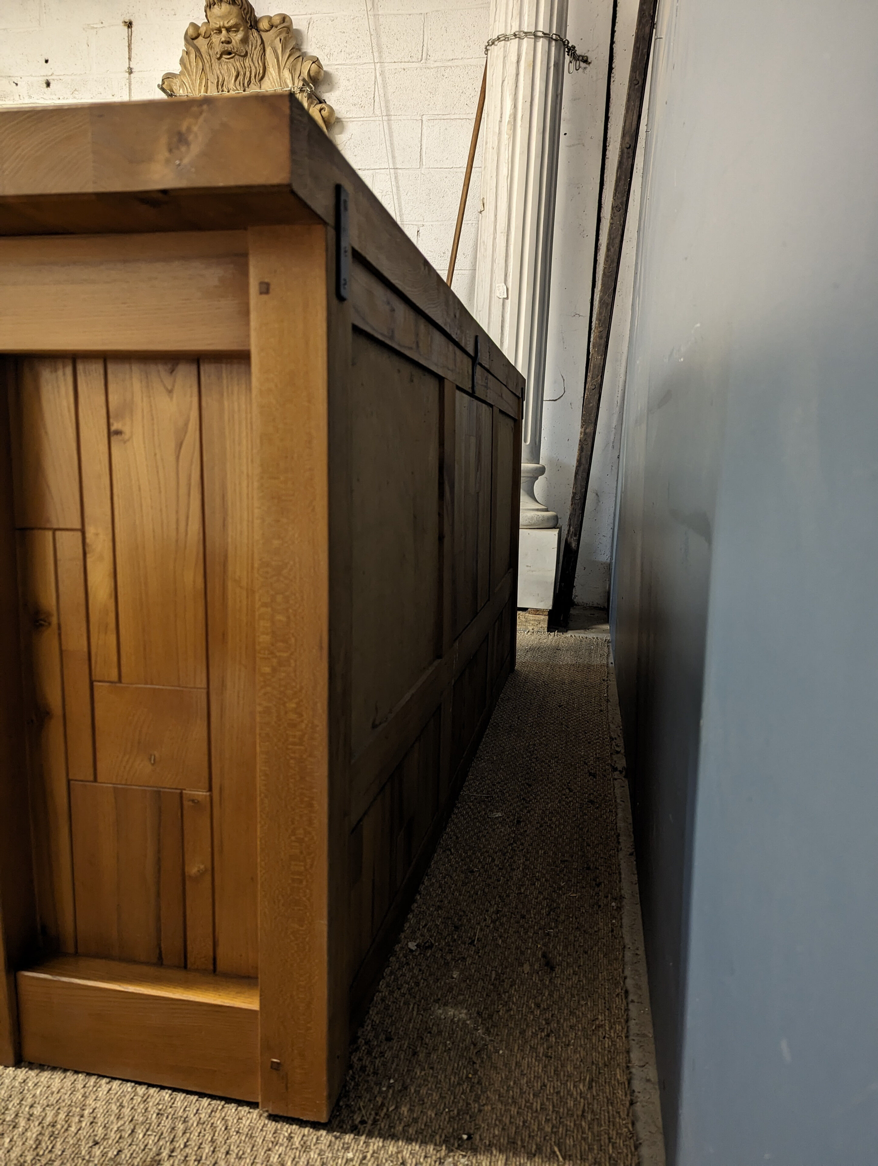 Buffet bas brutaliste en orme massif