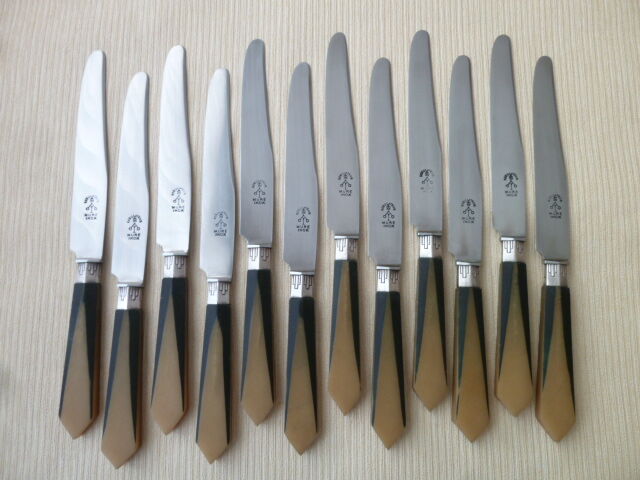 Coffret de 12 couteaux de table Art Déco manches en corne bovine