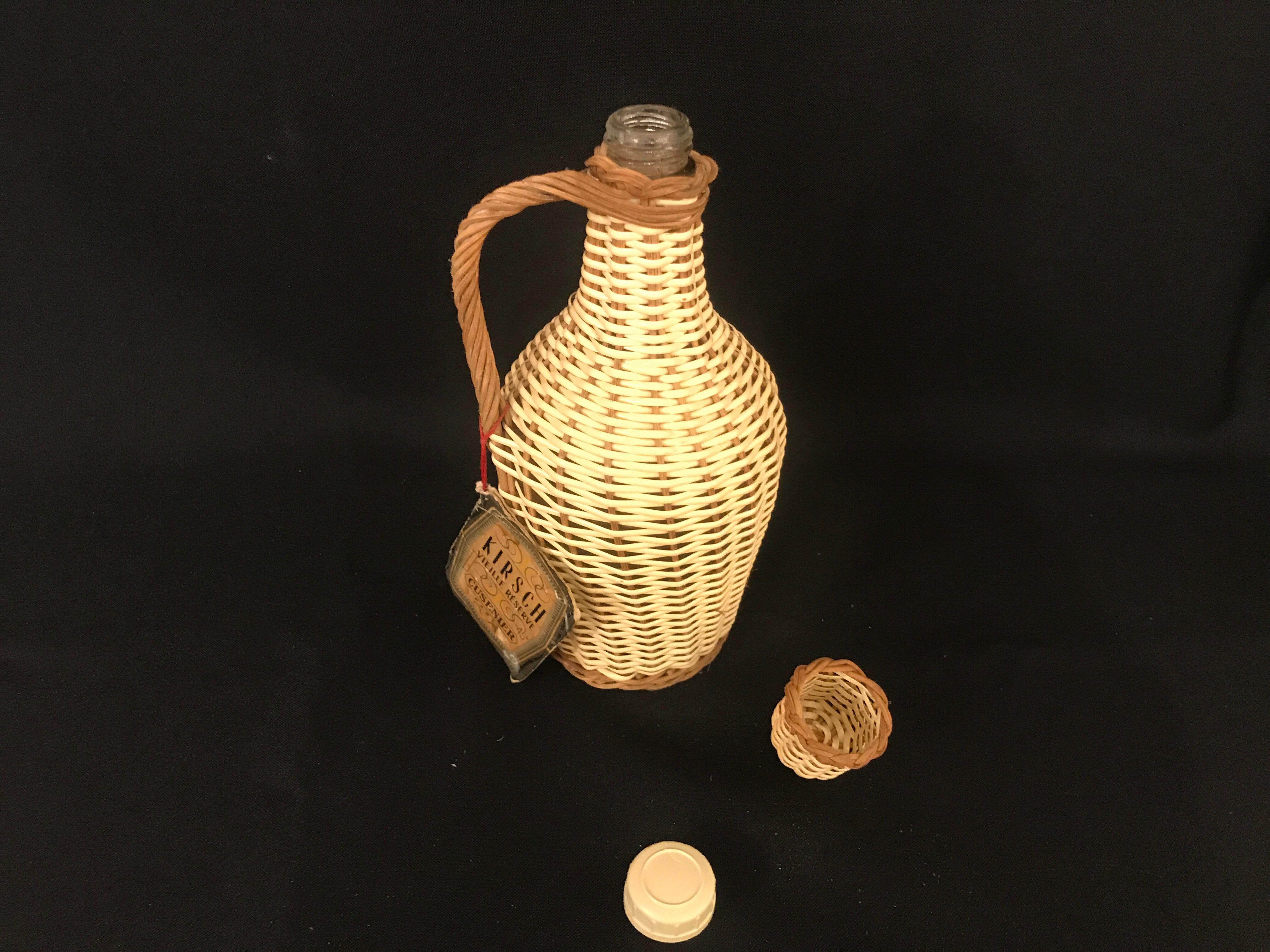 Bouteille ancienne en verre osier  scoubidou  vintage 1960 Kirsch Cusenier