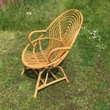 Fauteuil vintage en rotin de forme ovoïde.
