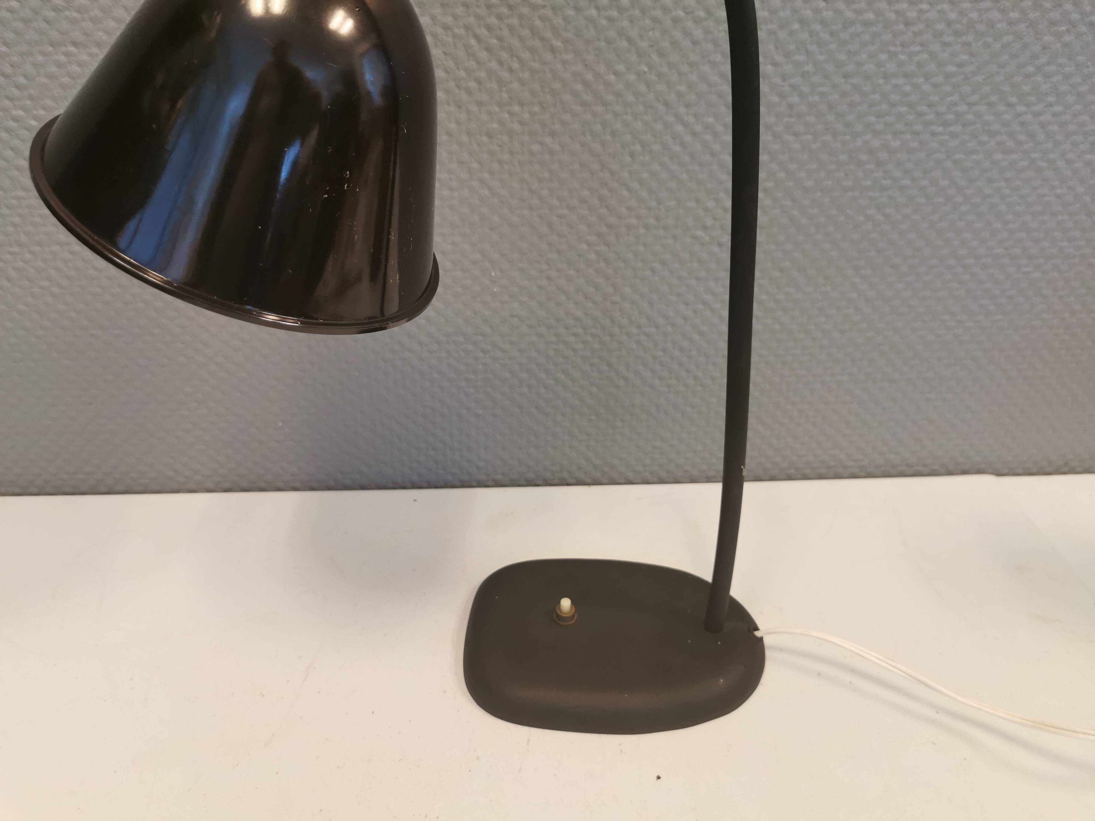 Lampe de table en bakélite et fonte, années 1950
