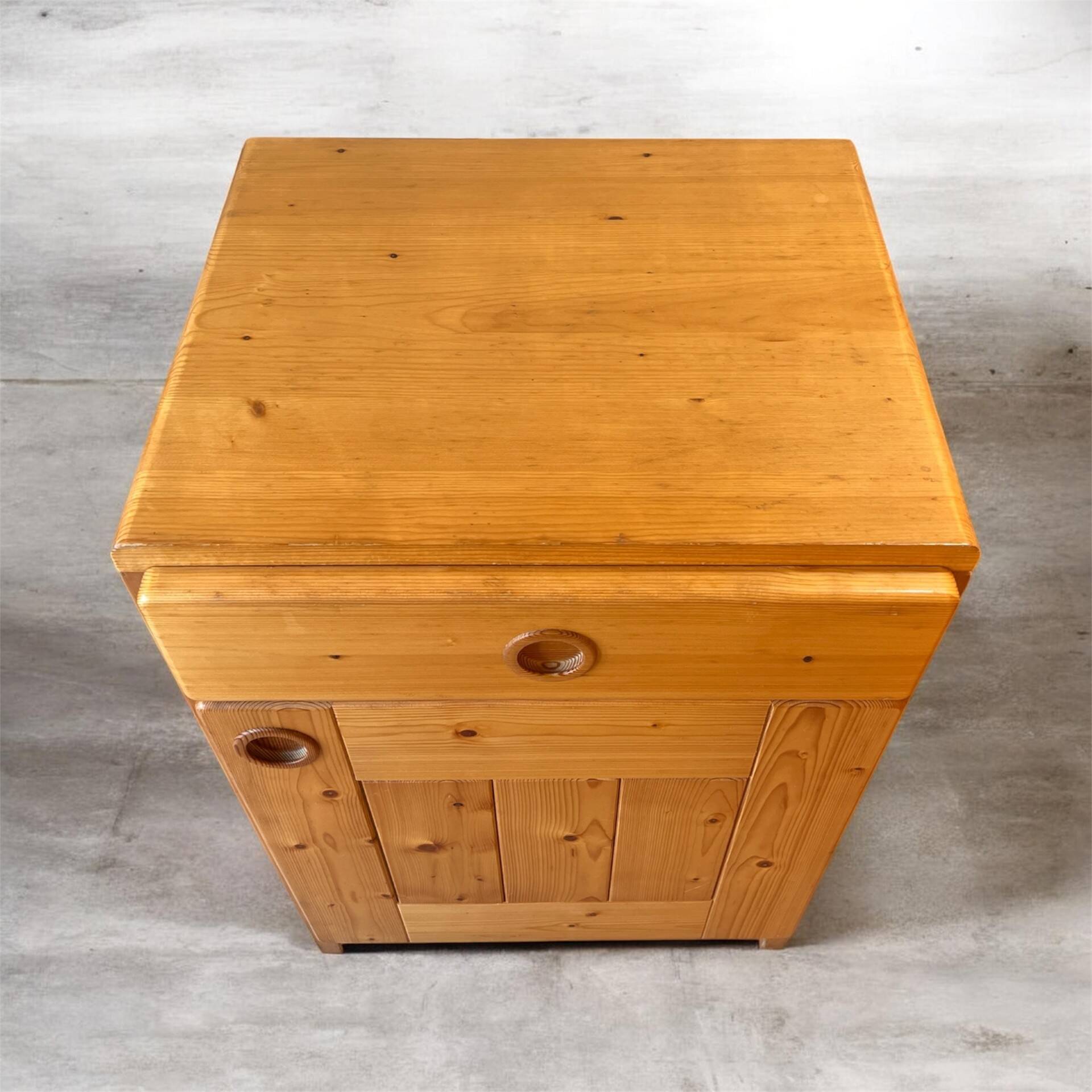 Buffet for Les Arcs 1600 & 1800, Charlotte Perriand selection for the 1970s.