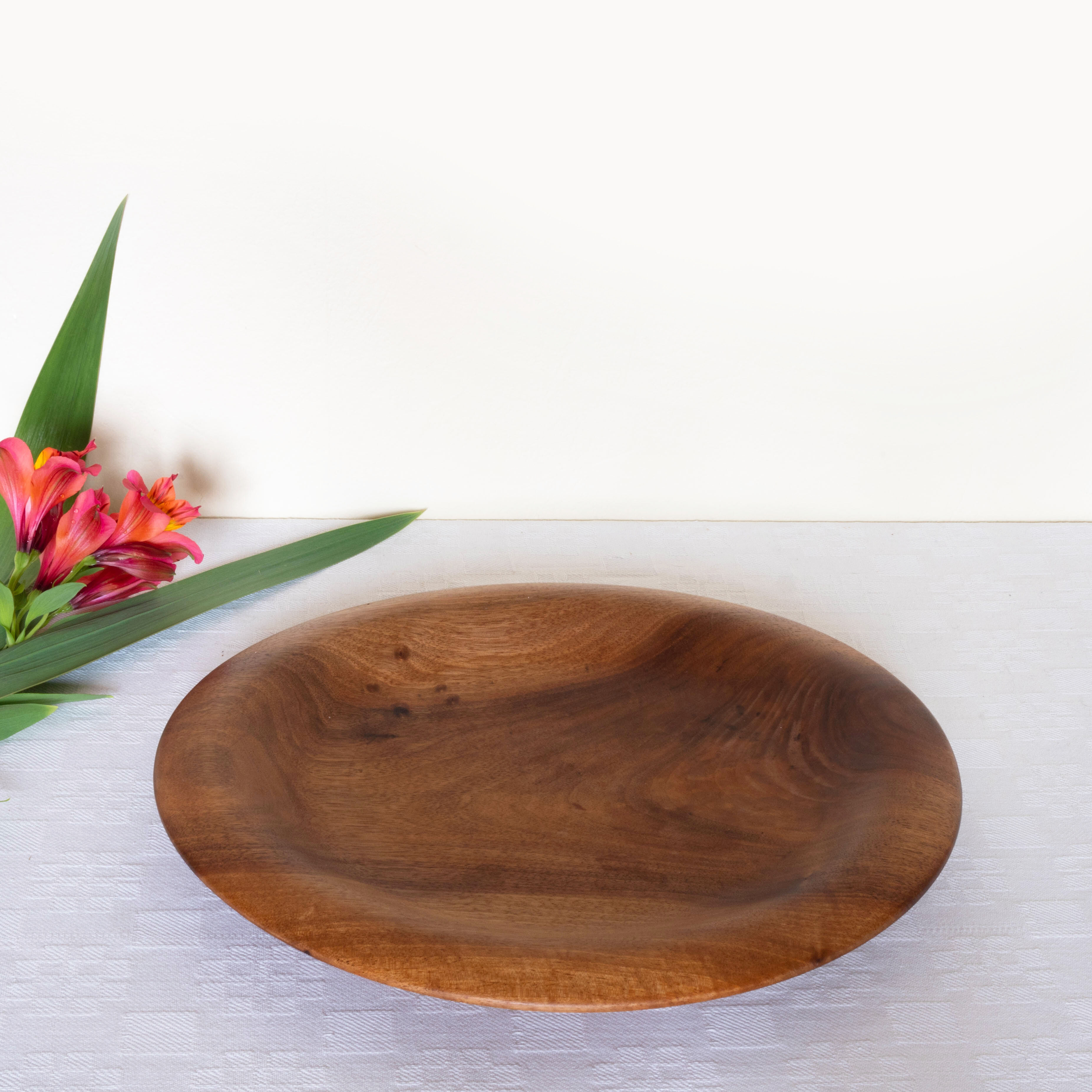 Round artisanal walnut dish