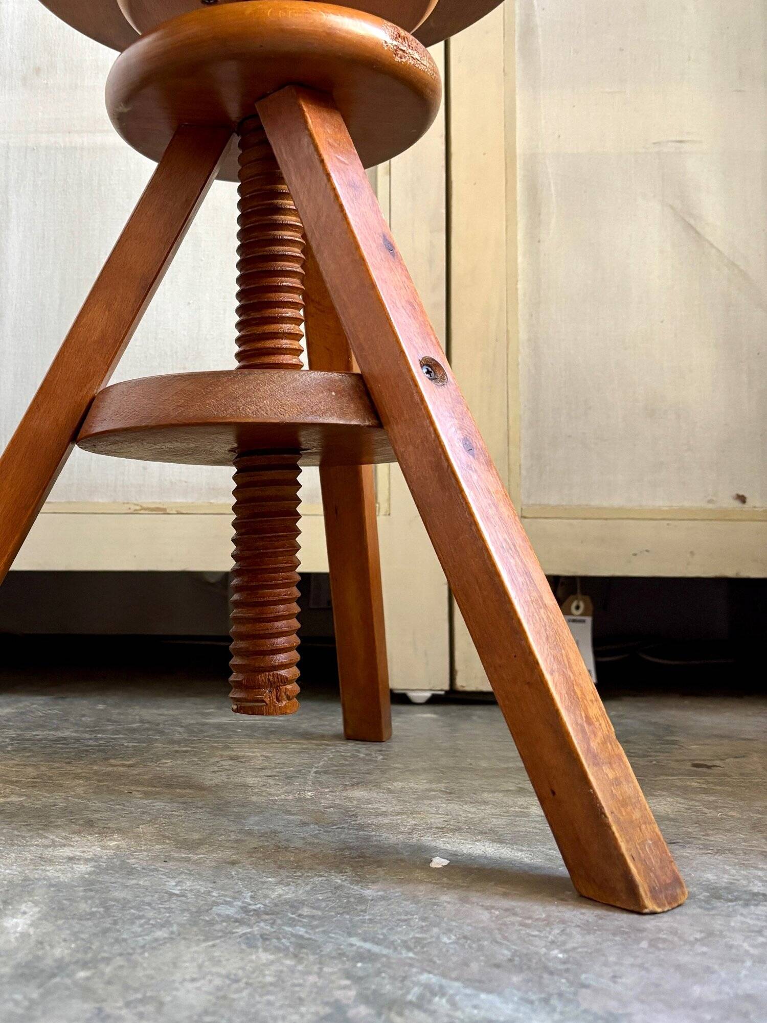 Wooden tripod stool with screw