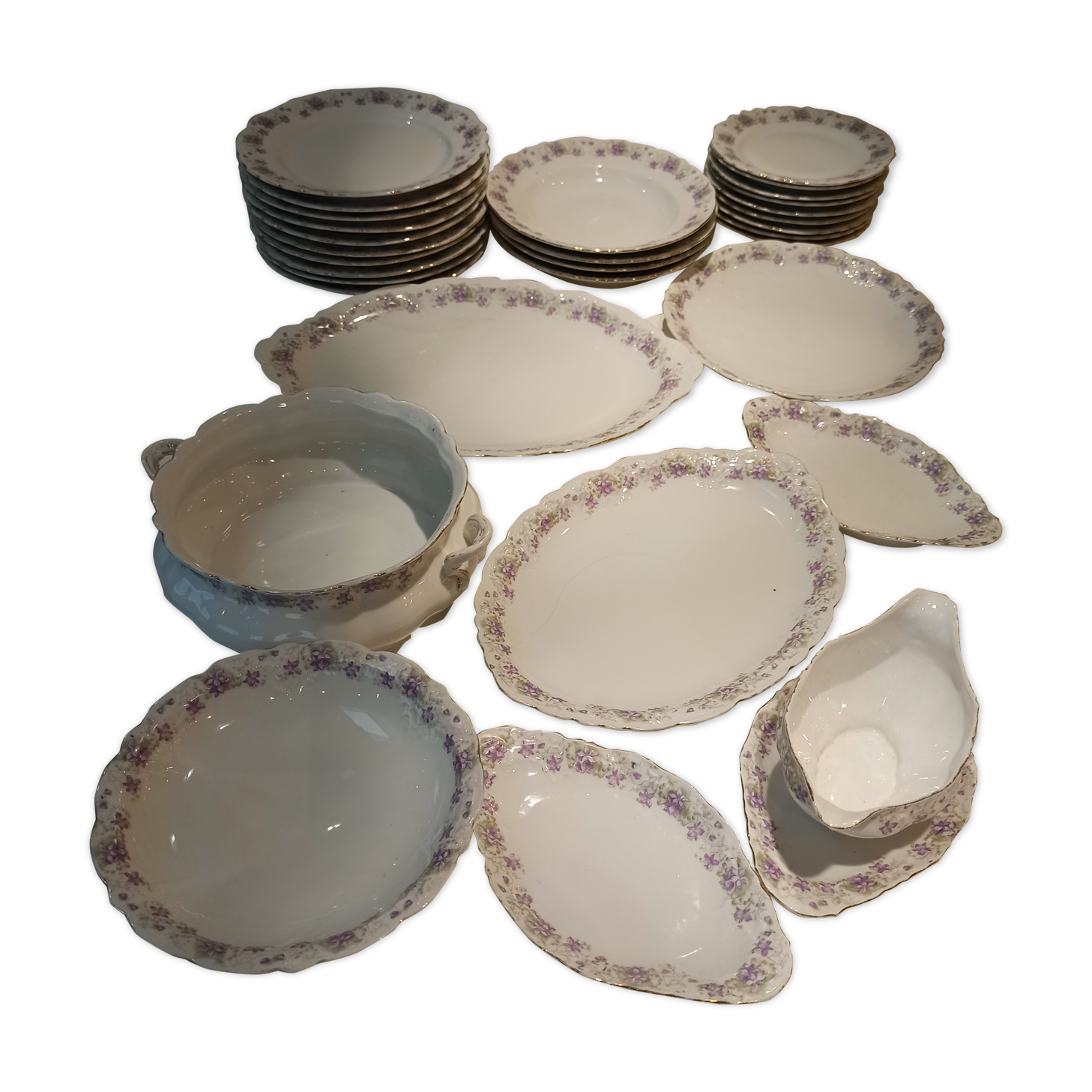 Table service 31 pieces in porcelain. Floral polychrome pattern