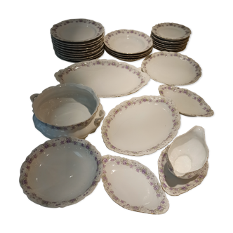 Table service 31 pieces in porcelain. Floral polychrome pattern