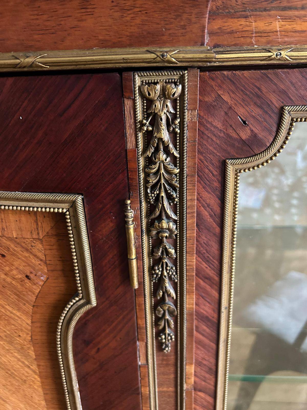 Vitrine Napoléon III marquetée, marbre et bronzes – XIXᵉ siècle