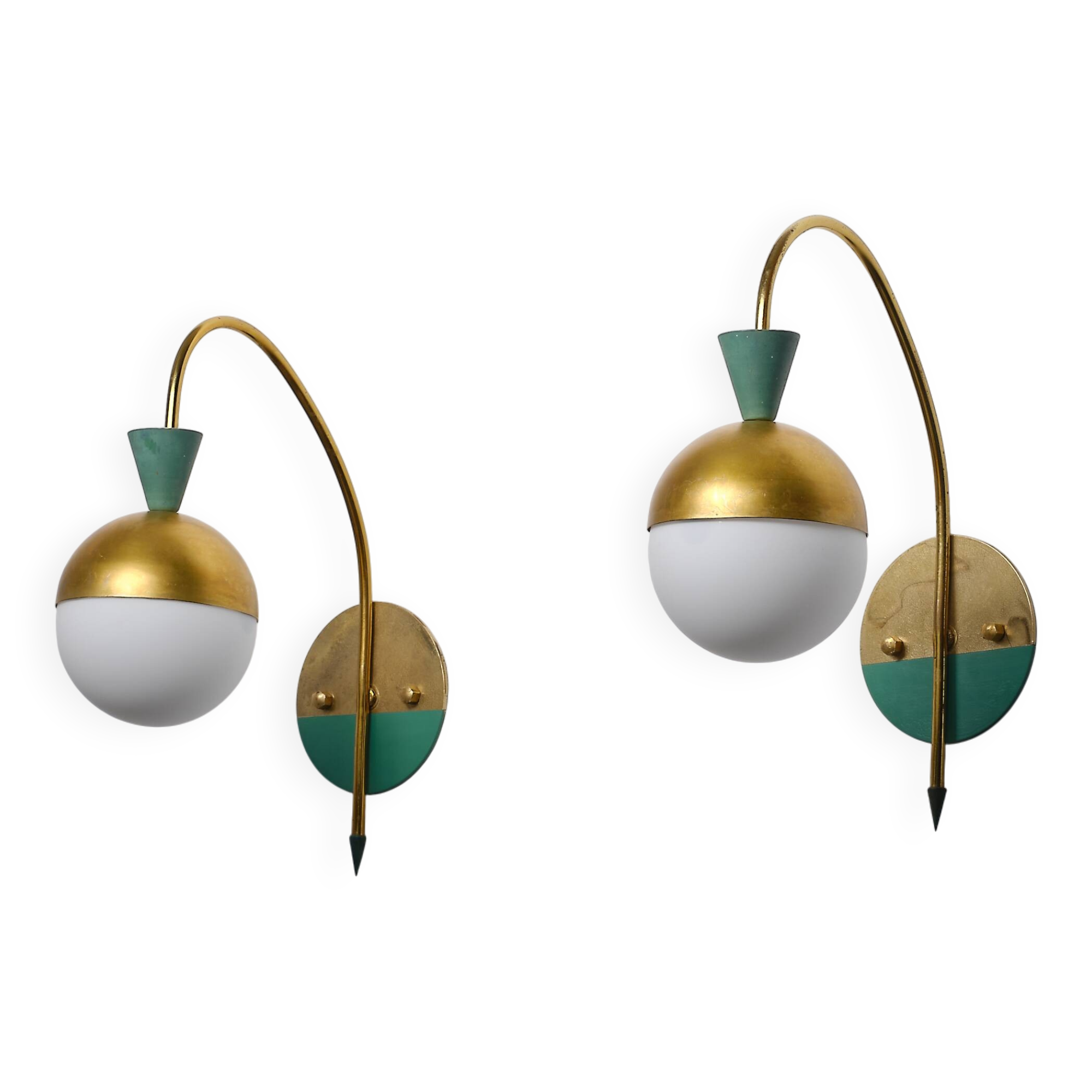 Paire d'appliques italiennes en laiton des années 1950 attribuées à Stilnovo avec verre opalin