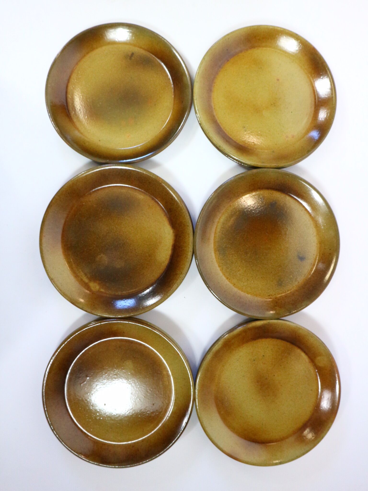 Vintage service plates and serving trays, 39 pieces, silk-screened.