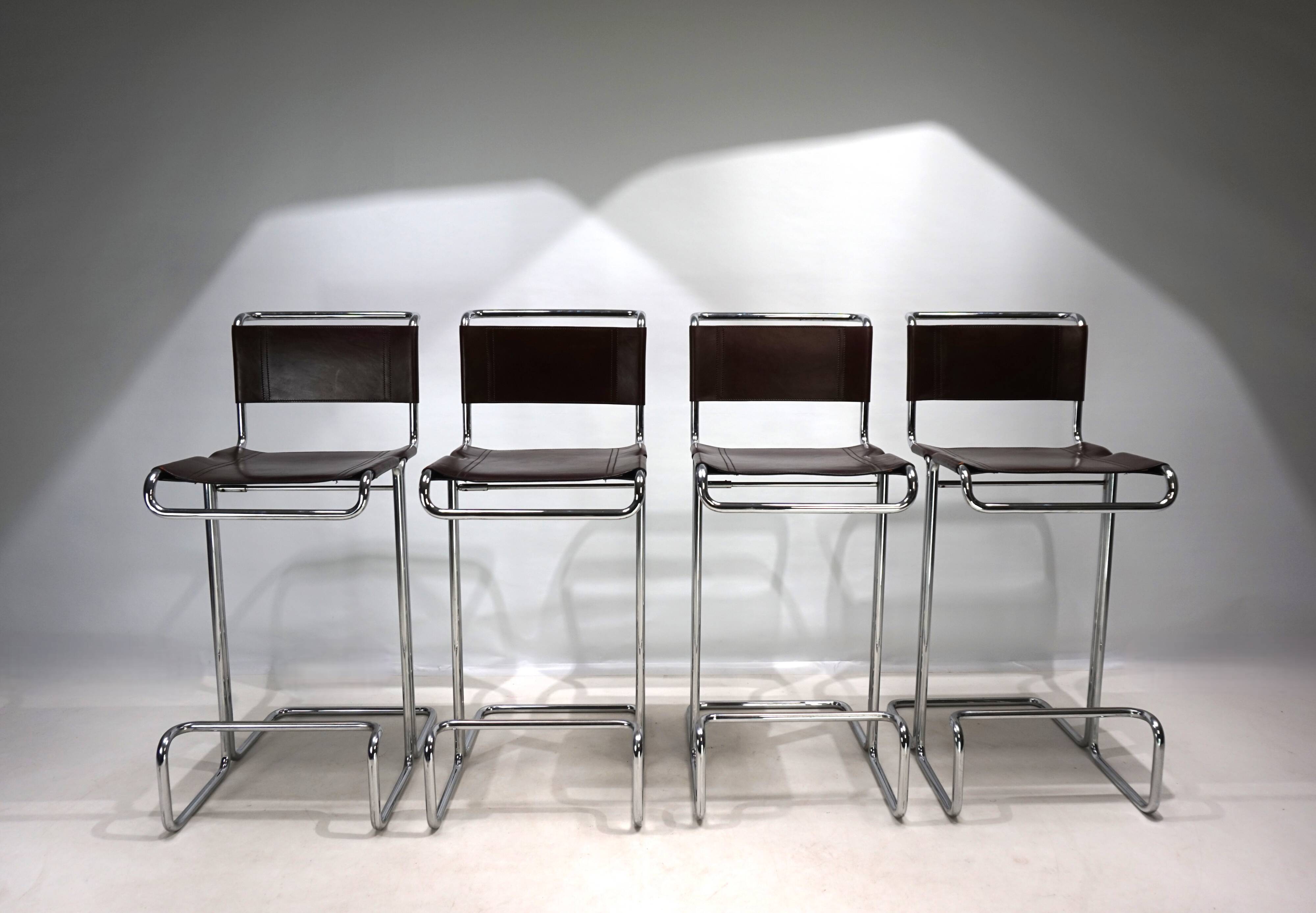 Ensemble de 4 tabourets de bar en acier tubulaire Linea Veam, 1960