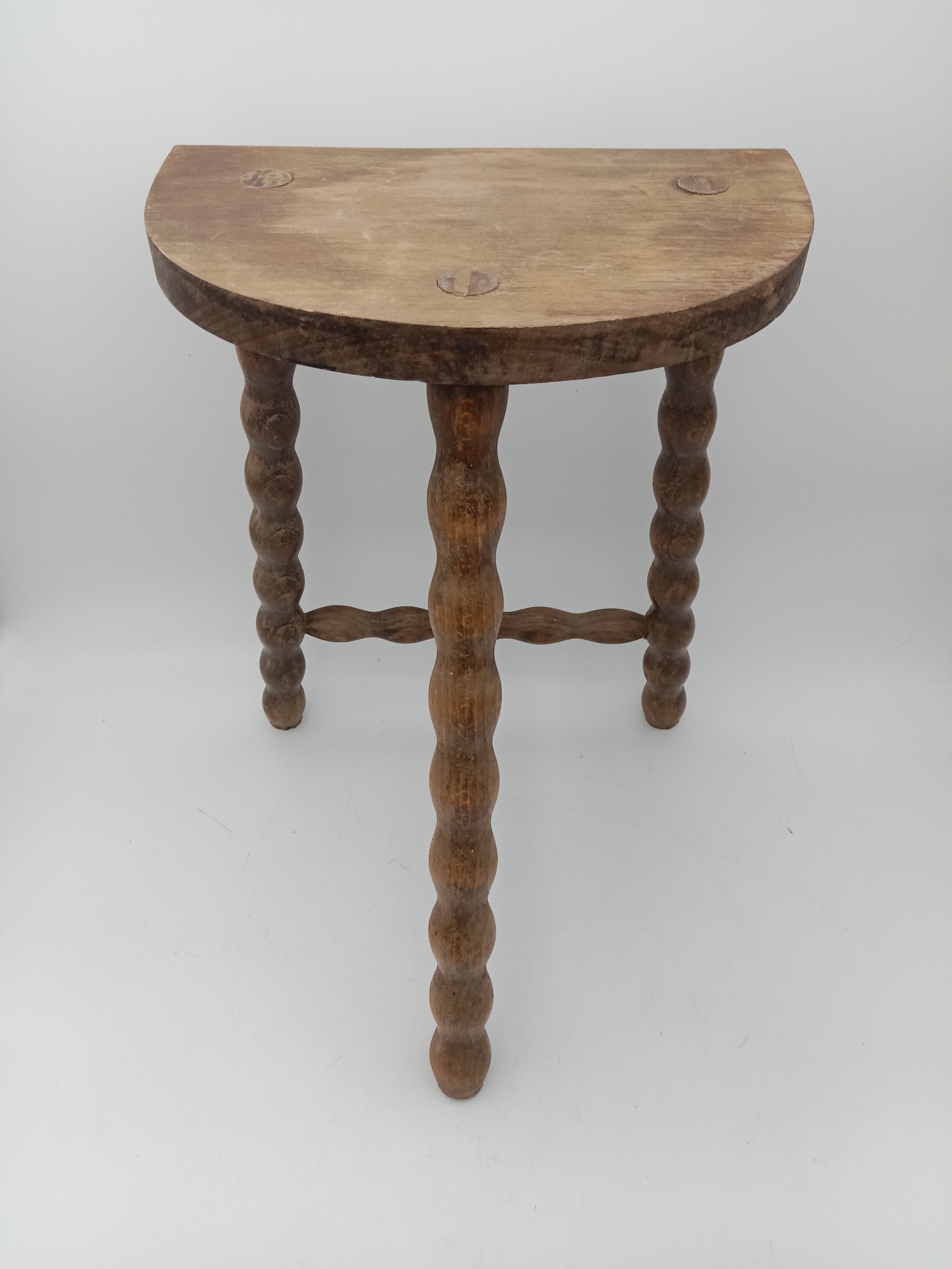 Tabouret tripode bois pieds perlés