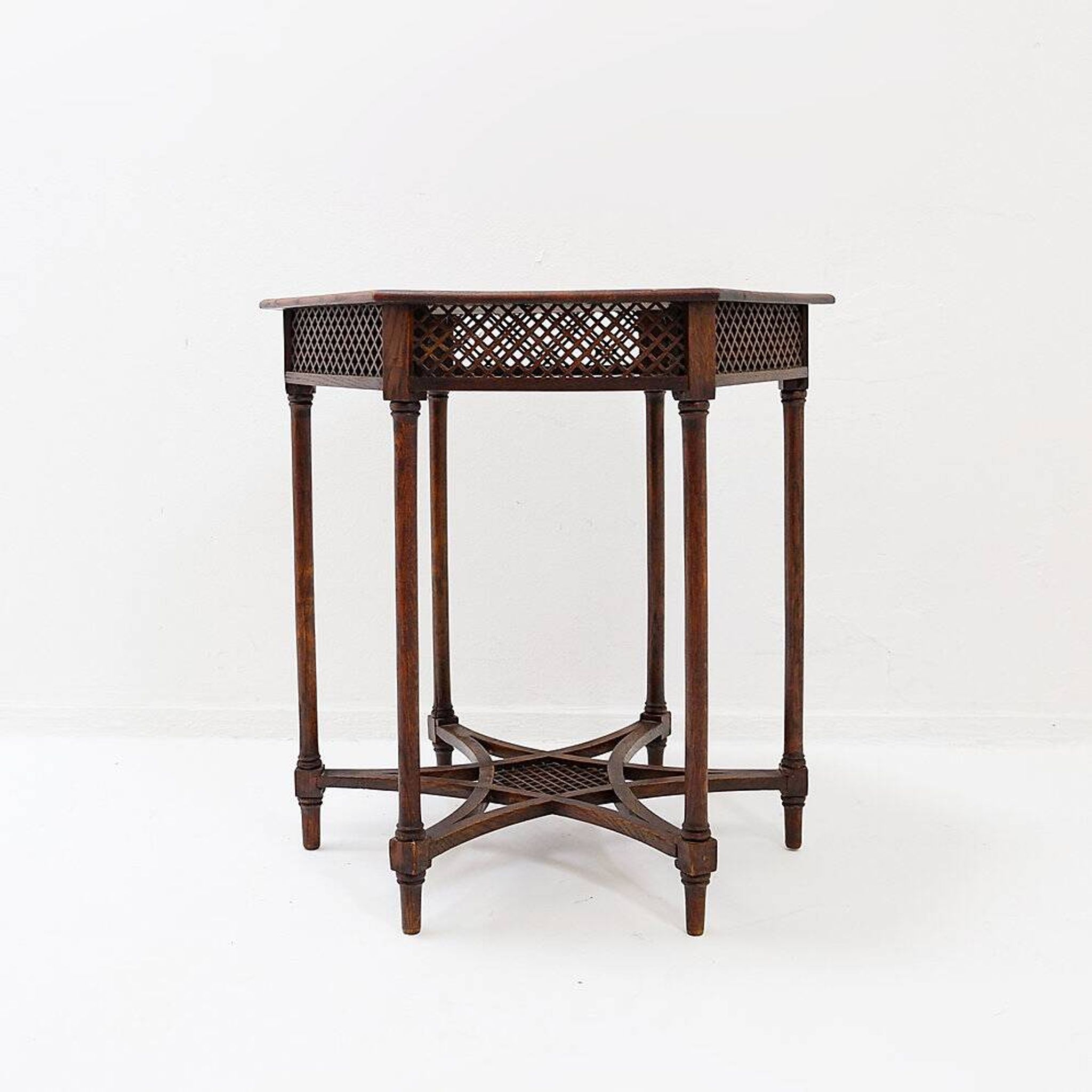 Table piédestal hexagonale ou table d'appoint avec structure en treillis et motif étoilé