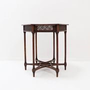 Table piédestal hexagonale ou table d'appoint avec structure en treillis et motif étoilé