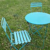 Table garden set and 2 folding metal chairs