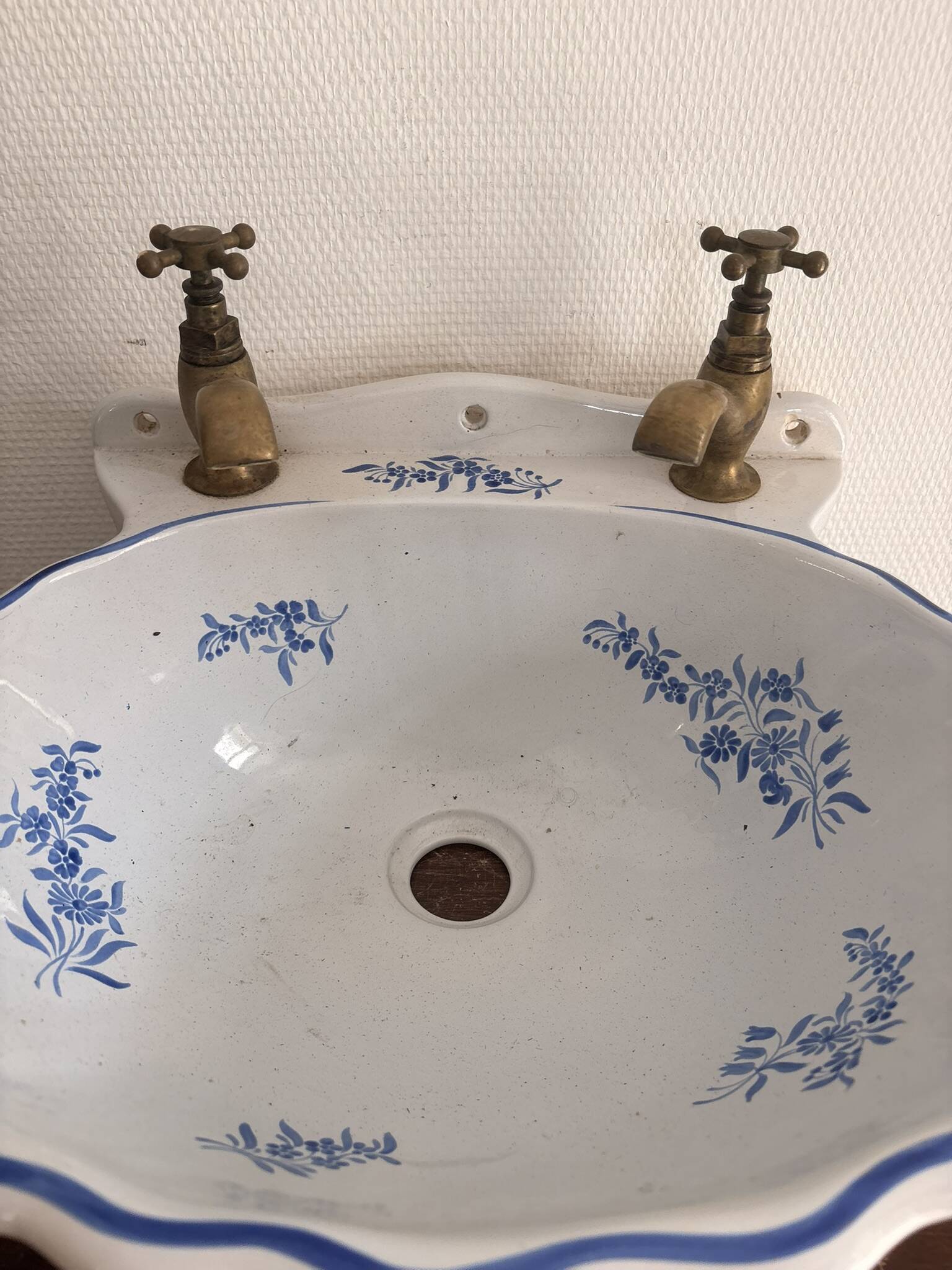 Wall-mounted washbasin shell-shaped, enamelled earthenware by Maurice Herb.