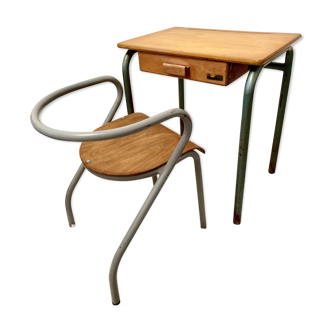 Chaise d'écolier et son bureau par Jacques Hitier