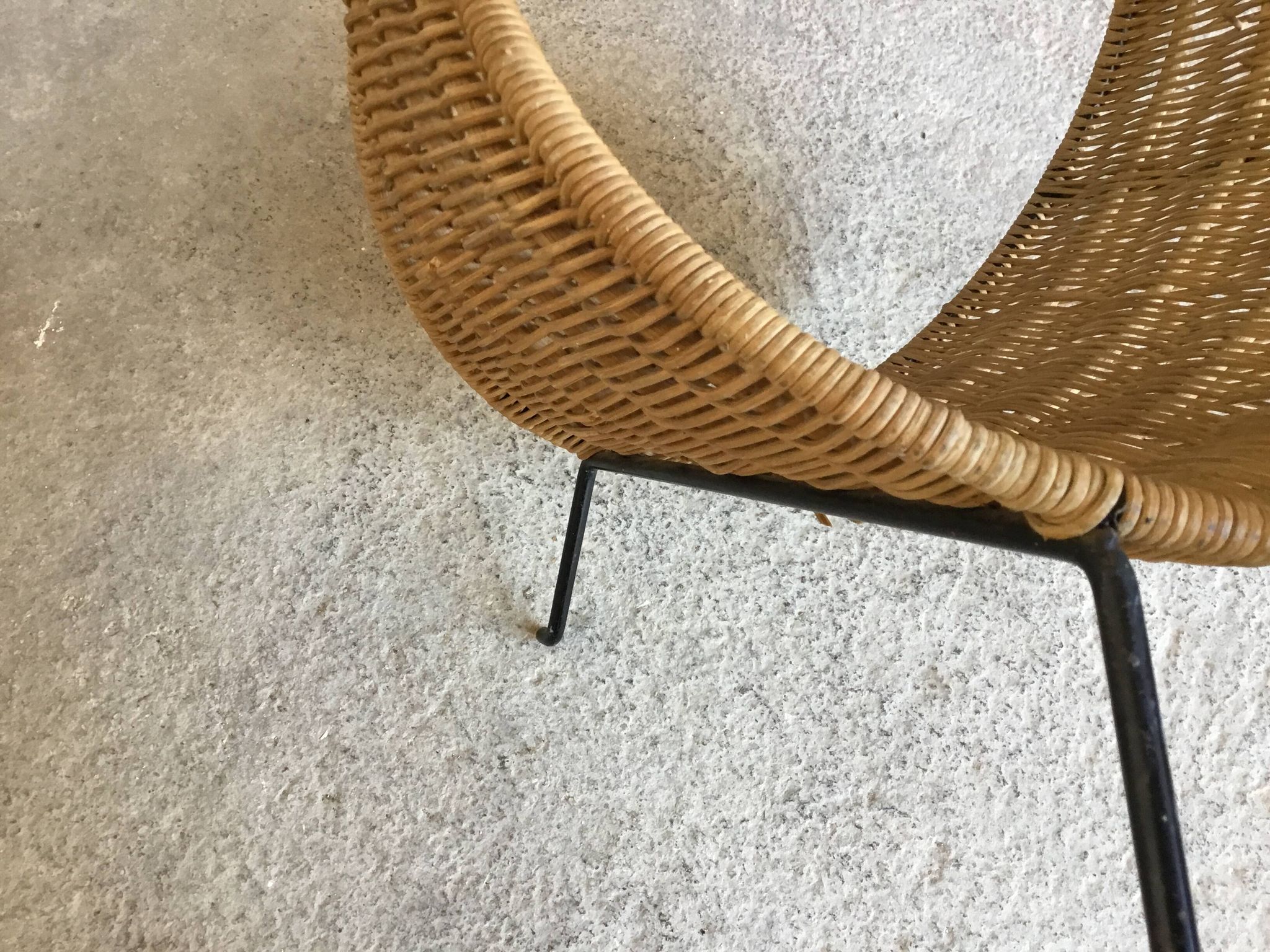 Magazine rack or log holder in wicker and metal - 1950s design