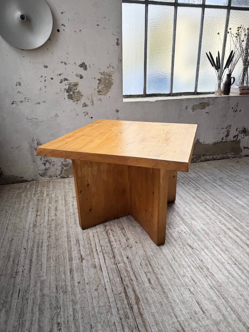 Table carrée moderniste en pin massif, années 50