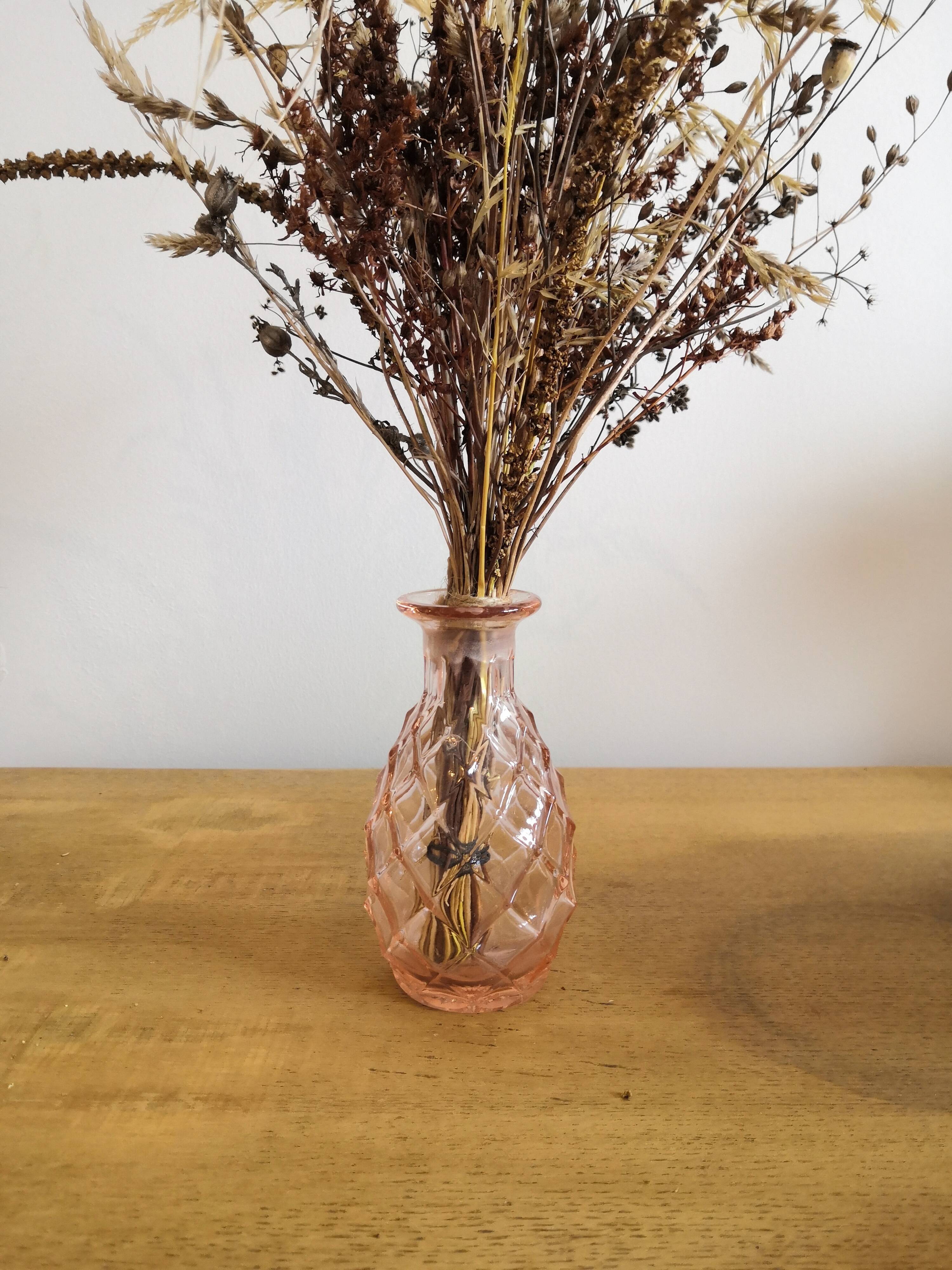 Vase en verre rose vintage