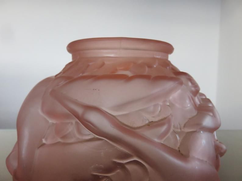 Art Deco vase in pink moulded glass "bird motif" 40s
