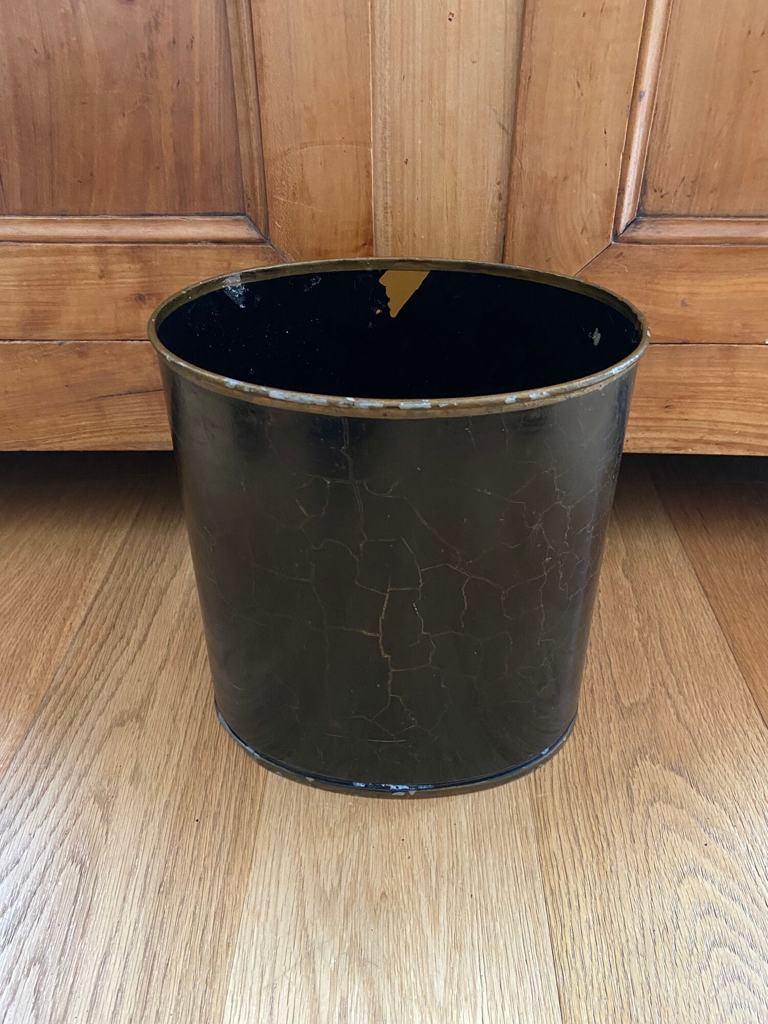 Basket in painted sheet metal Napoleon III signed black background and flowers