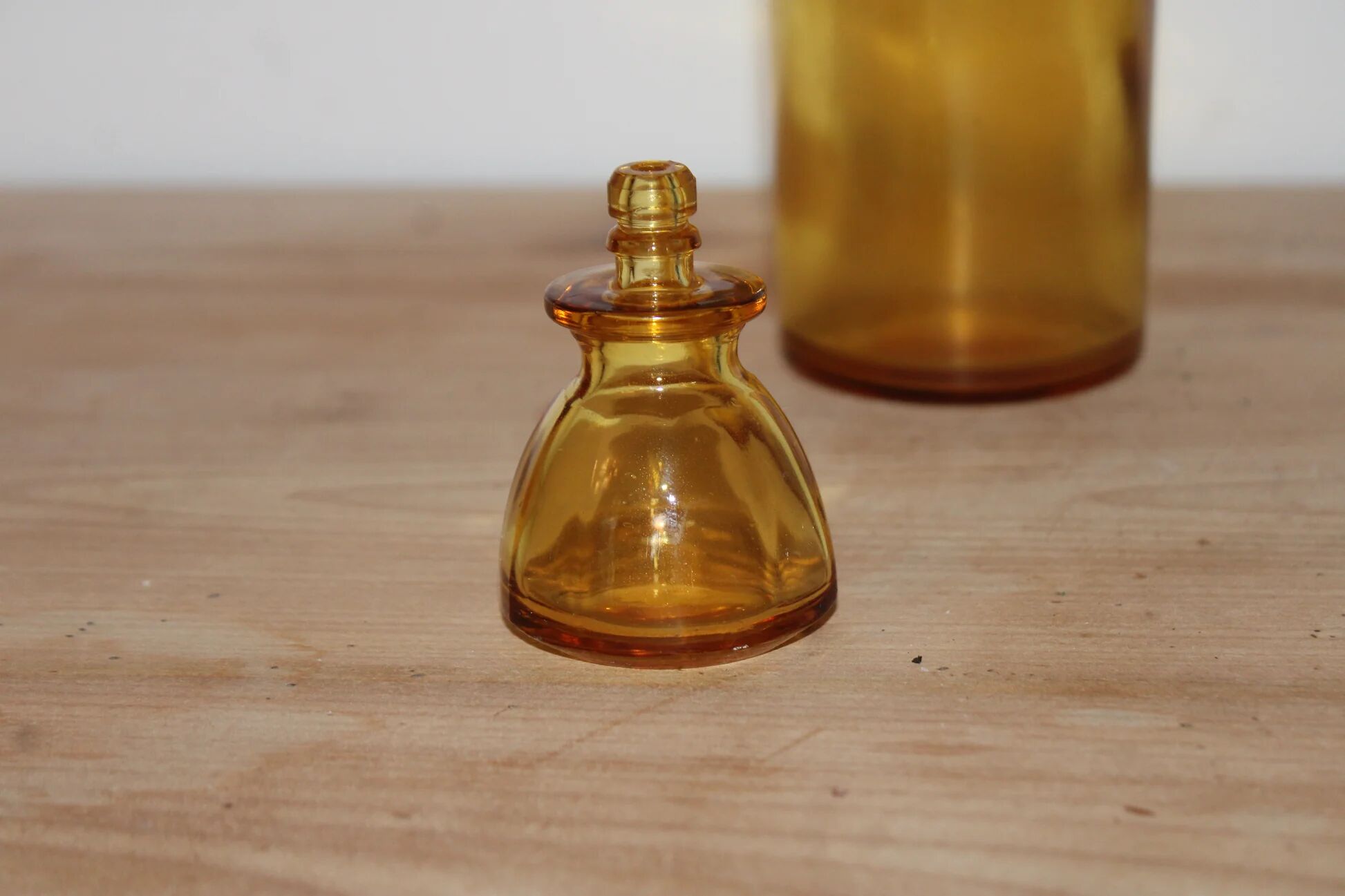 Vintage amber glass carafe with matching stopper – H 27 cm