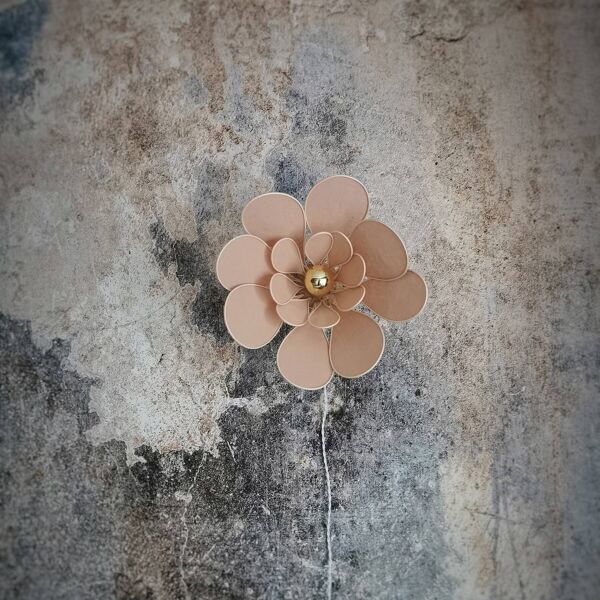 Applique murale fleur composée de pétales en rotin et lin vieux rose