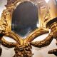 Paire de miroirs en bronze ciselé et doré formant appliques