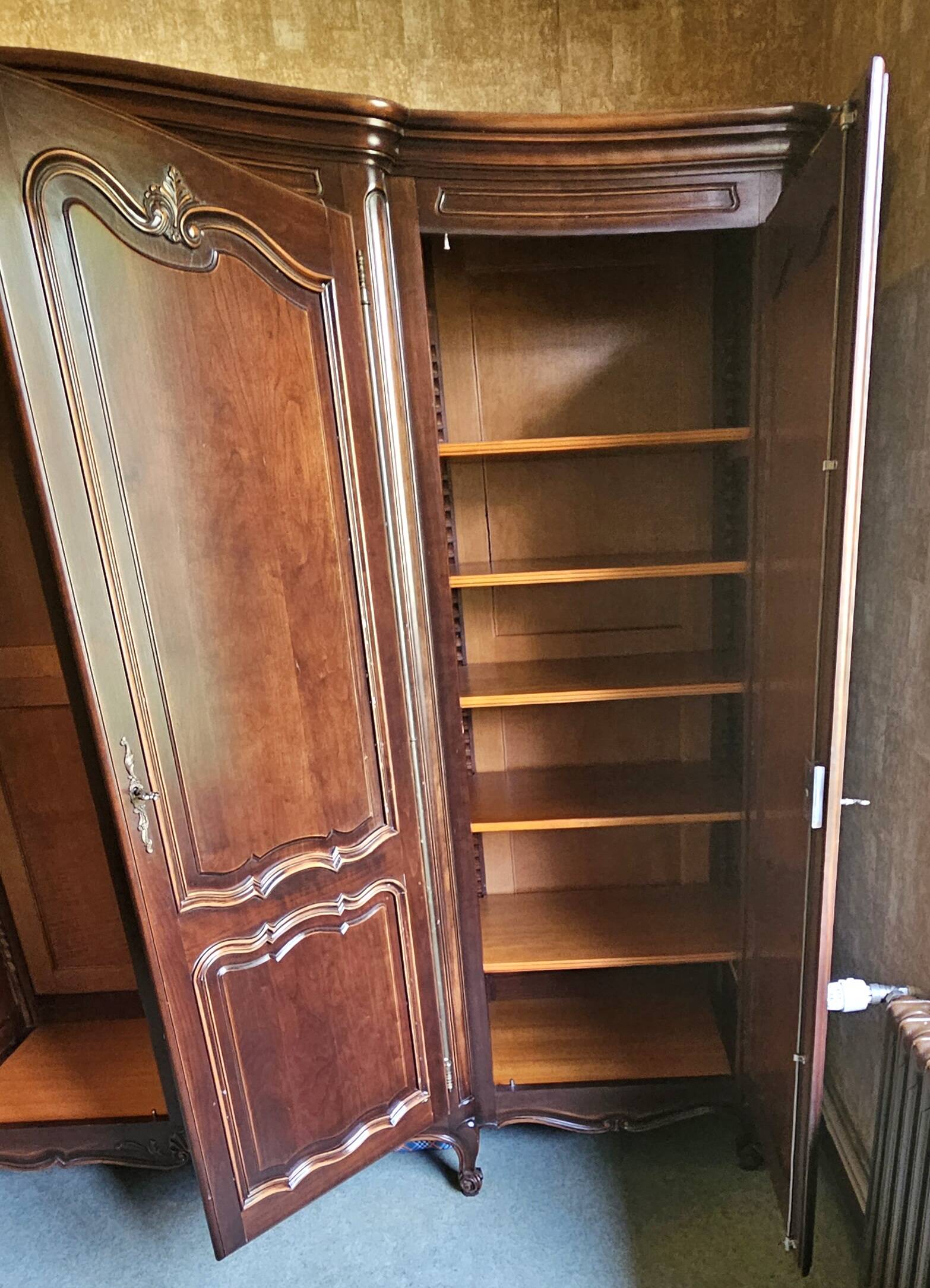 Large 4-door wardrobe