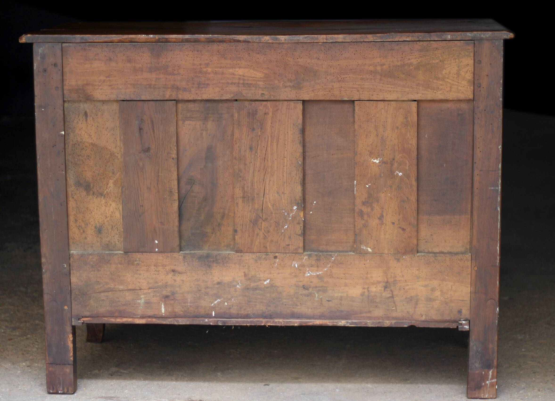 Magnificent 18th-century chest of drawers in solid walnut.