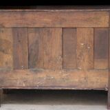Magnificent 18th-century chest of drawers in solid walnut.