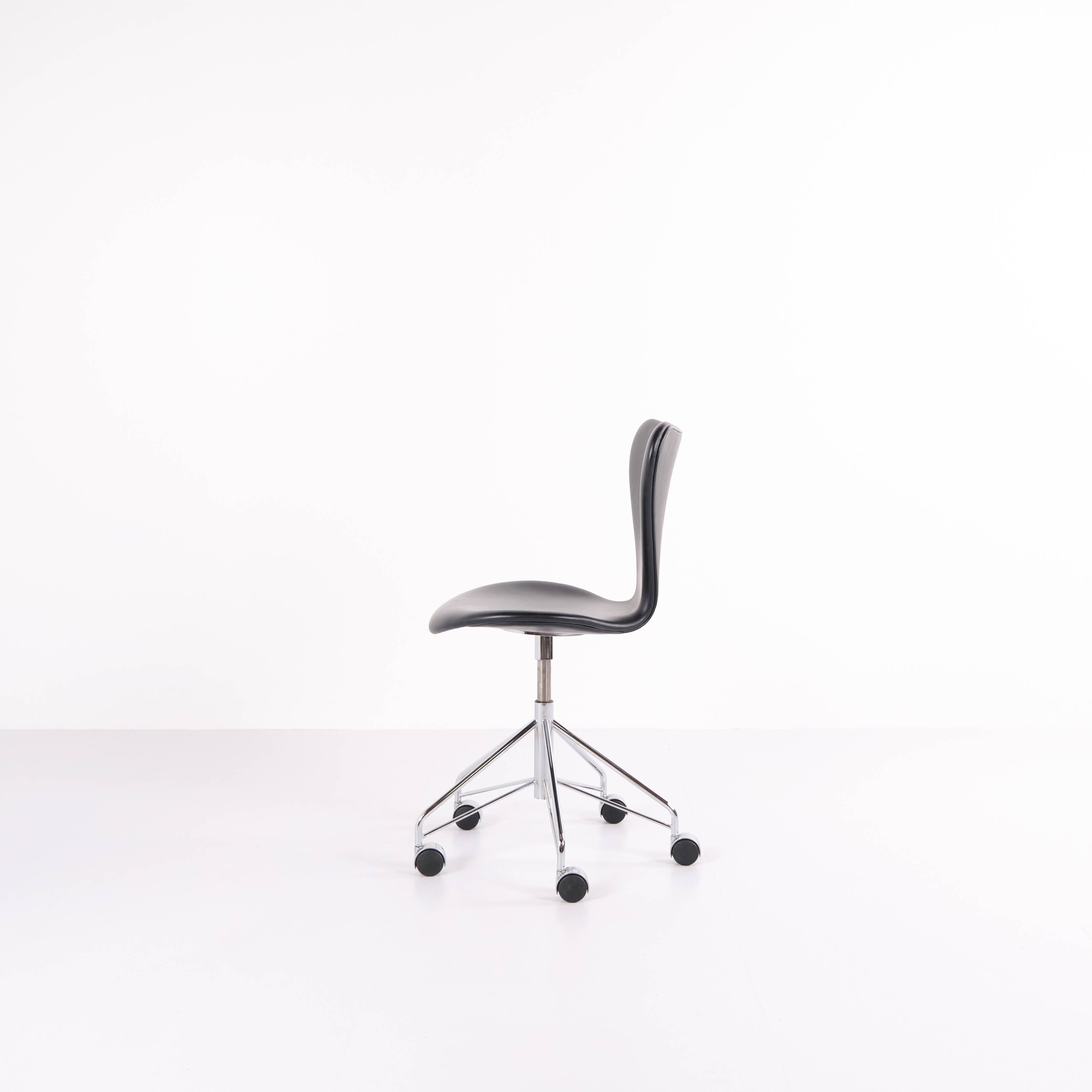 Seven office chair - Model 3117 - Black leather - Swivel function - Arne Jacobsen - Fritz Hansen