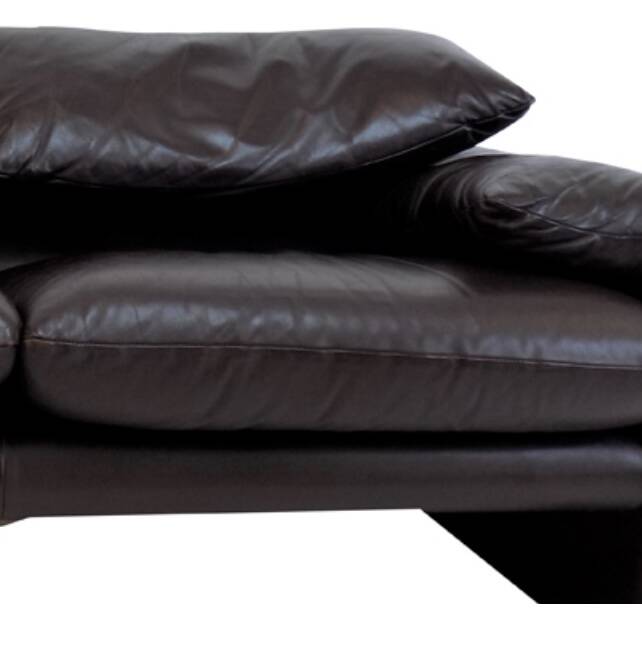 Cassina leather sofa Maralunga model by Vico Magistretti