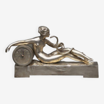 Pendule en bronze argenté par Ary Bitter femme au serpent 1930