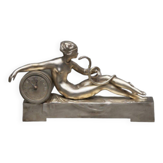 Pendule en bronze argenté par Ary Bitter femme au serpent 1930