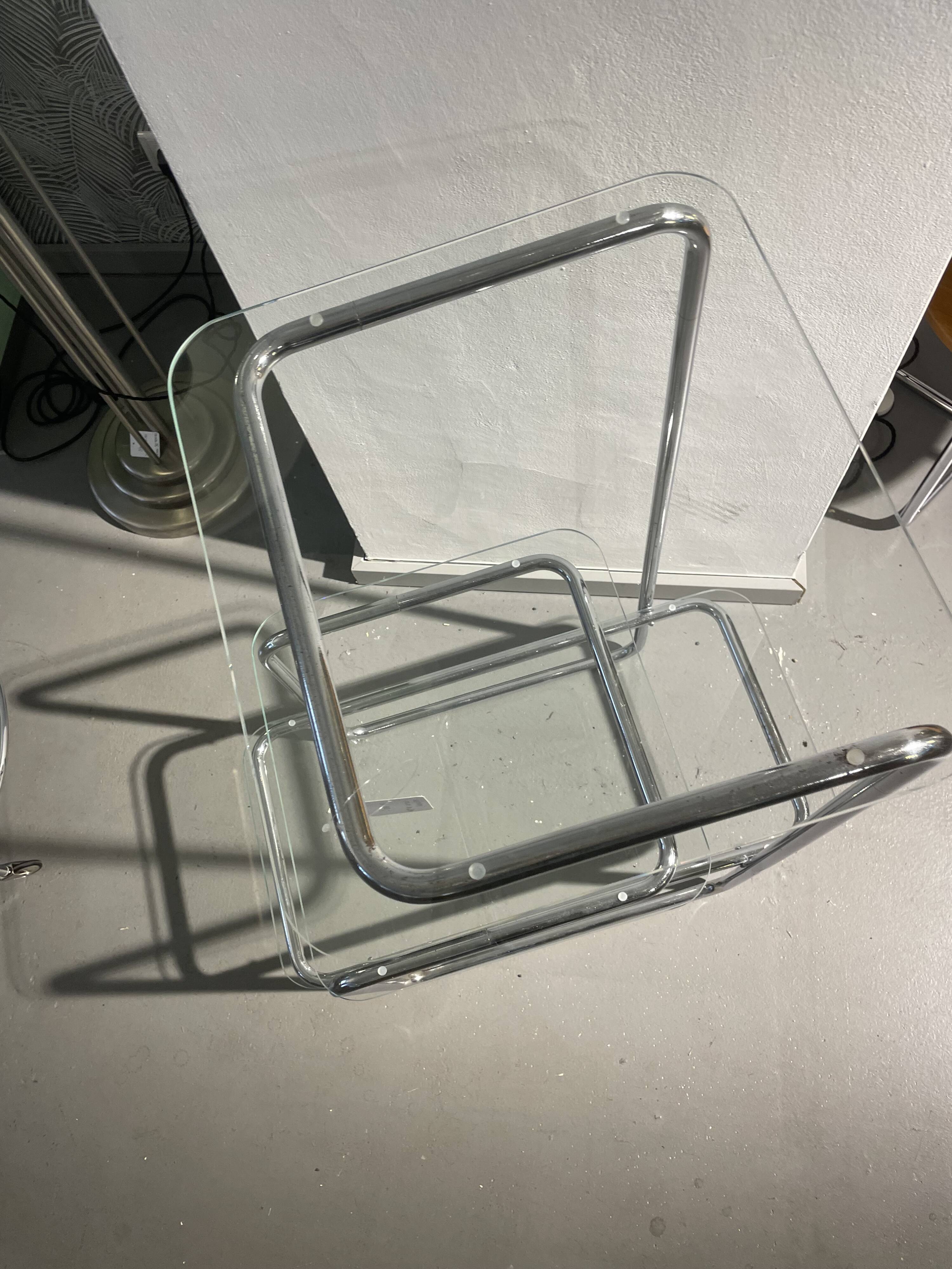 Table fleurie avec étagères en verre transparent