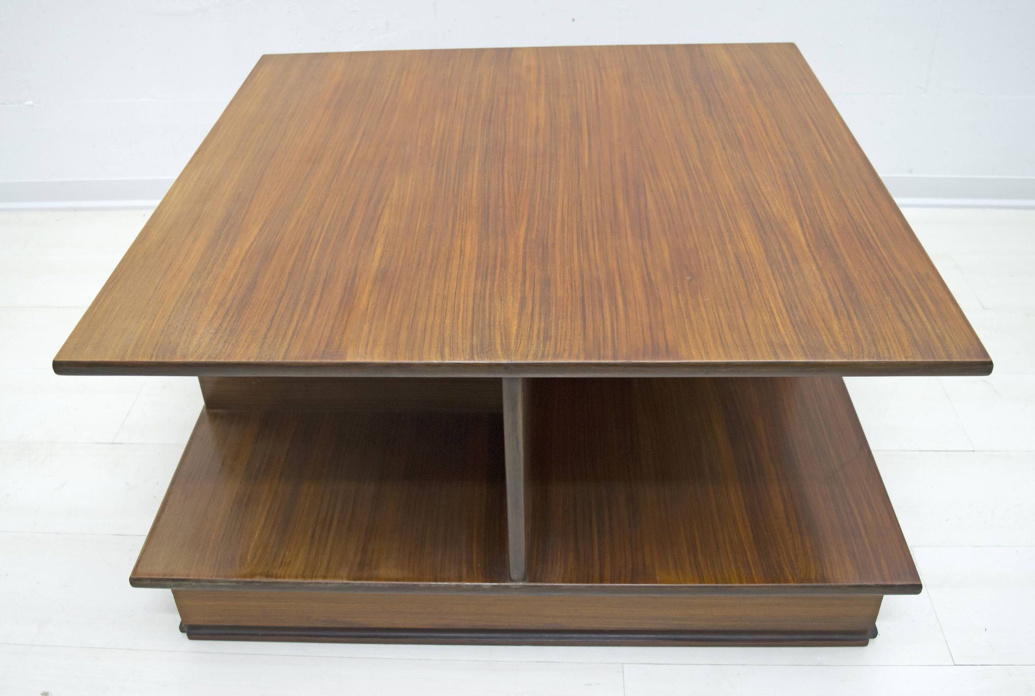 Table basse italienne en noyer de style moderne du milieu du siècle de F.Lli Saporiti, années 1960